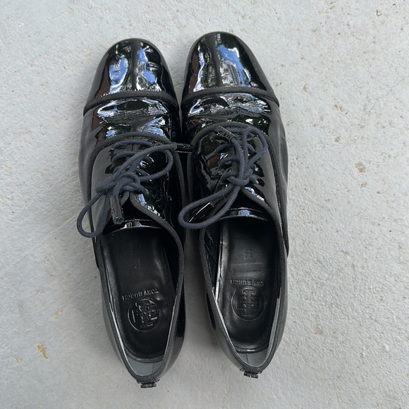 Tory Burch patent leather lace up oxford shoe 8 - Picture 4 of 10